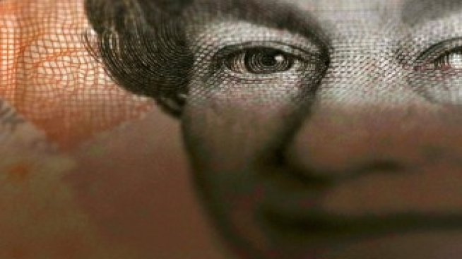 Възстановяването на сектора на услугите повиши стойността на паунда