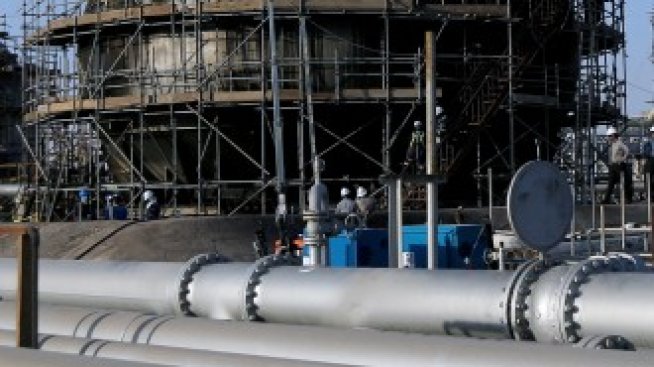 Цените на петрола спадат леко в очакване на иранския отговор към САЩ*