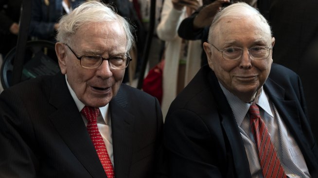 Чарли Мънгър - „Оракулът от Пасадена“ и дясна ръка на Уорън Бъфет, почина на 99 г.