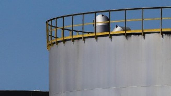 Липсата на яснота около търговските преговори повлича надолу петролните цени*