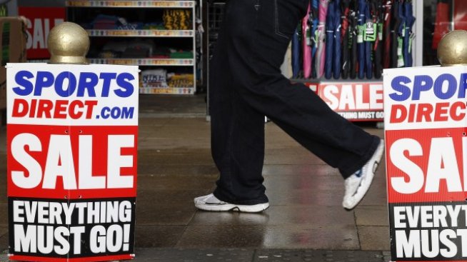 Онлайн продажбите на Sports Direct скочиха с 27%