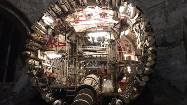 Тайнствената машина за пробиване на тунели на Илон Мъск