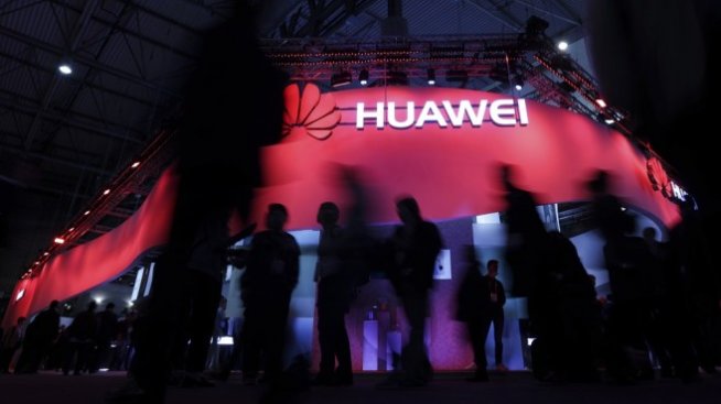 Депутати настояват AT&T да скъса всички търговски връзки с Huawei?