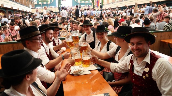Германците обръщат гръб на икономическите проблеми и празнуват на процъфтяващия Октоберфест