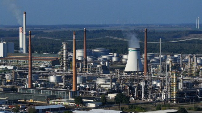 Над една пета от световния капацитет за рафиниране на петрол е в риск от затваряне