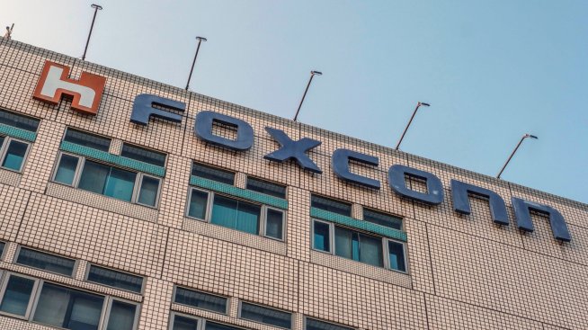 Забавянето на бизнеса със смартфони донесе 12% спад на приходите на Foxconn през април
