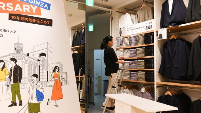 Собственикът на Uniqlo увеличава заплатите на служителите с до 40%