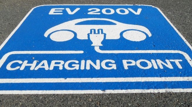 За много европейци революцията на електромобилите остава мираж