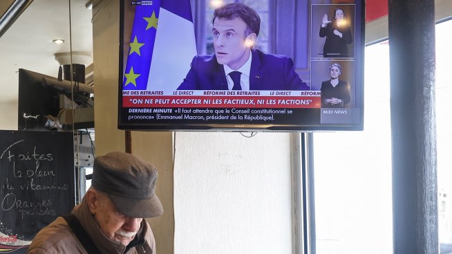 Макрон остава твърдо зад пенсионната реформа, докато протестите ескалират 