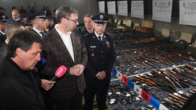 Вучич ще се оттегли от лидерския пост в партията си, обяви предсрочни избори