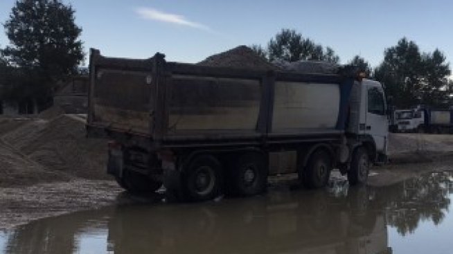 Разкриха крупен незаконен добив на инертни материали от коритото на река Струма