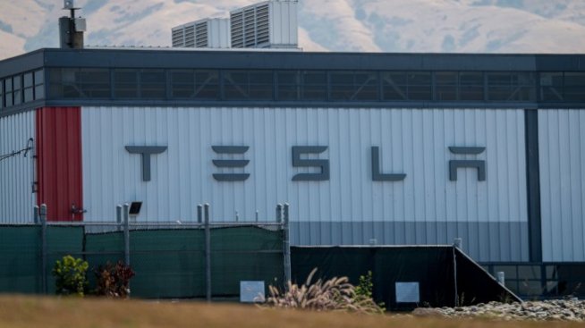 Tesla спира производството на Model S и X в САЩ за 18 дни