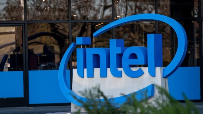 Intel ще прави чипове за Qualcomm и Amazon
