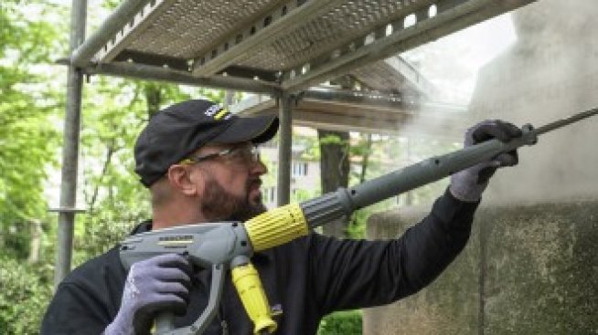 Германският начин за чистене на паметници - нежно и с пара 