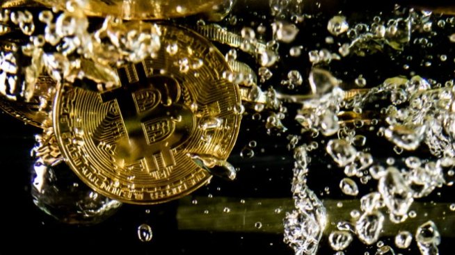 Биткойнът затвърждава присъствието си над ценовия праг от 10 000 долара