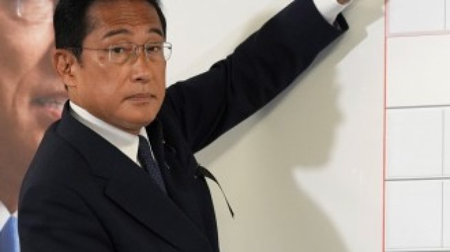 Управляващата коалиция в Япония води убедително на изборите след убийството на Абе