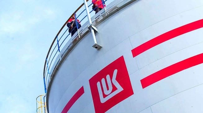 Отказът от руски петрол не оскъпи горивата на "Лукойл Нефтохим", но износва съоръженията