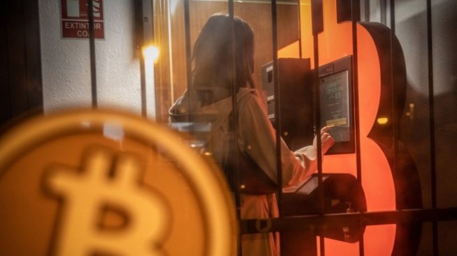 Биткойнът се срина с 20% спрямо рекордния си връх