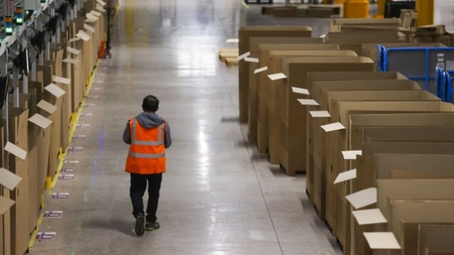 Екоактивисти блокират складове на Amazon