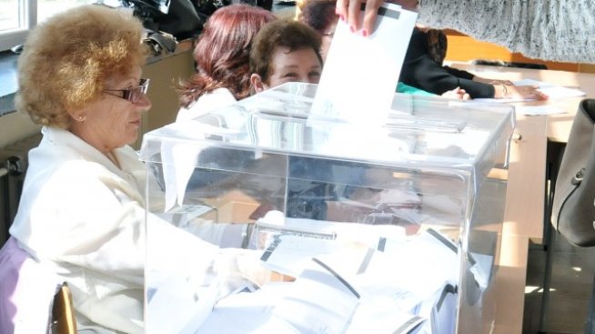 Няма да има втора урна за гласуване в изборните секции зад граница