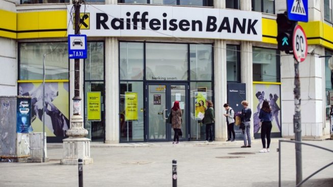 Коронакризата свива печалбата на Raiffeisen Bank International