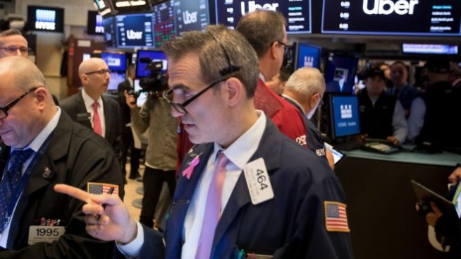 Нарастването на броя заразени с коронавирус хвърля сянка върху Wall Street*