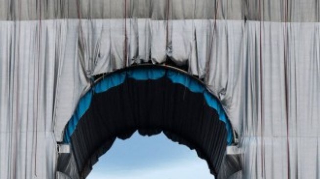 Опакованата Триумфална арка на Кристо е готова за своя миг слава