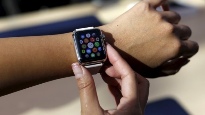 Apple Watch няма да бъде достъпен в магазините във Великобритания цял месец