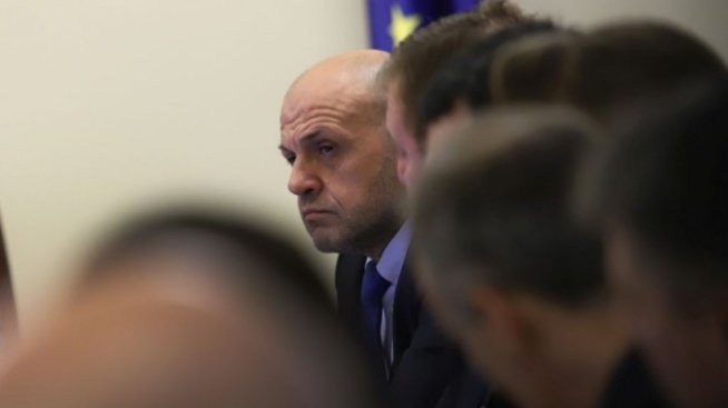 Дончев: Обсъжда се вариант с оставка в края на септември
