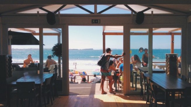 Собственици на заведения искат служителите на открито да работят без маски