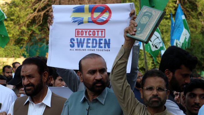 Протестиращи подпалиха шведското посолство в Багдад заради горене на Корана