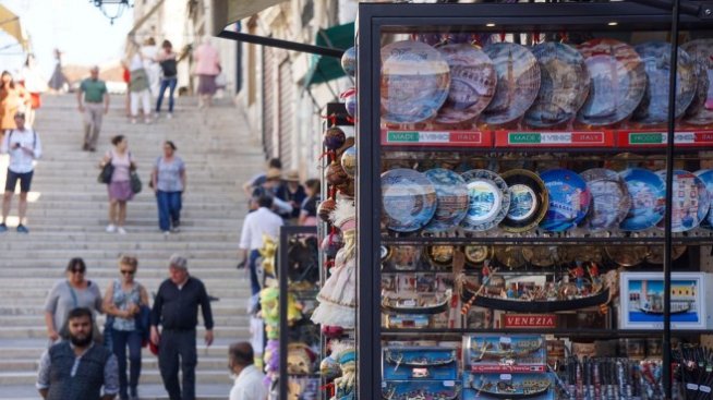 Туристическите пътувания се свиват наполовина през първите три месеца