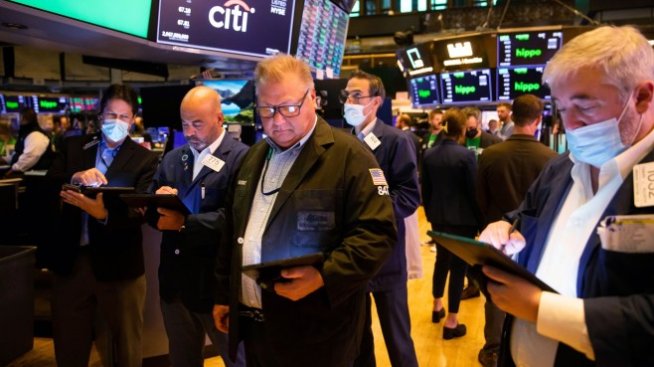 Nasdaq започва сесията със спад от 200 пункта*