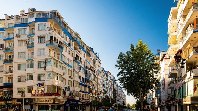 Жители на Анталия искат затваряне на жилищния пазар за руснаци заради ръста на цените