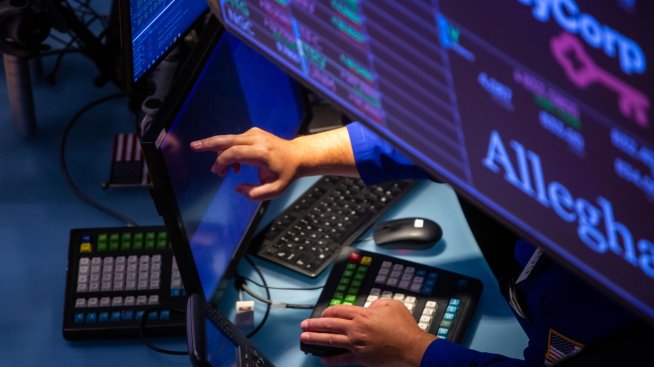 Wall Street започва сесията на червено, но върви към месечен ръст*