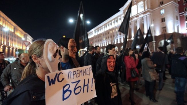 Протестът срещу Валери Симеонов прераства в автошествие