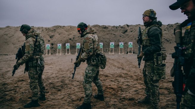 Украинските баби и дядовци се записаха първи доброволци, за да спасят младите от войната