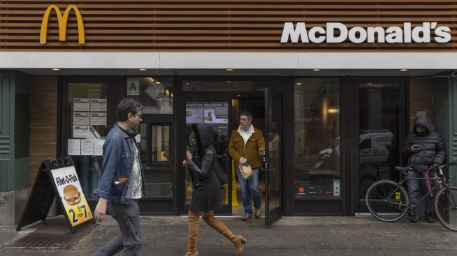 За да не съкращава някои служители, McDonald's намалява заплатите им 