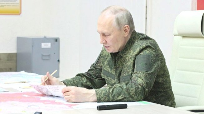 Във военна униформа Путин нареди незабавното освобождаване на Курска област