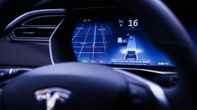 Tesla води в класацията за катастрофи при коли с ADAS системи
