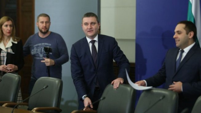 Горанов: Държавата ще поеме 60% от заплатите на служителите на закъсали фирми
