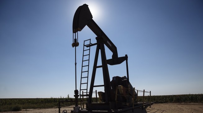 Цените на петрола бележат леки колебания в слаба търговия