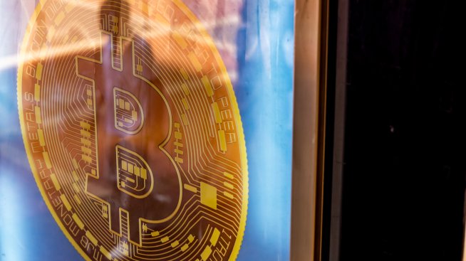 Цената на биткойна флиртува с едномесечно дъно