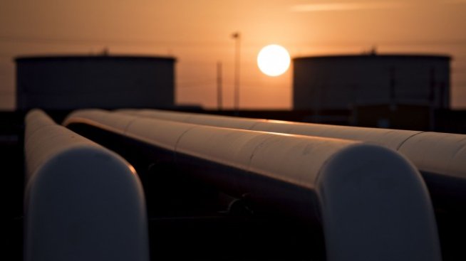 Петролът се насочи към седмичен ръст въпреки решението на ОПЕК да засили добива*