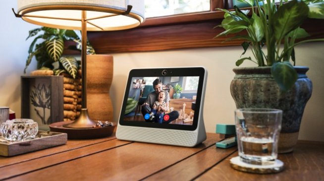 Facebook пуска на пазара умен говорител за видео обаждания през Messenger