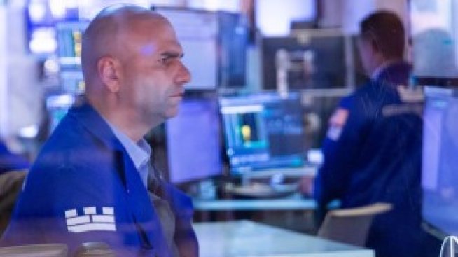 Dow Jones възстанови голяма част от загубите, но остана на червена територия