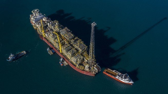 Петролът се насочва към седмично поскъпване от около 4% въпреки моментния спад*