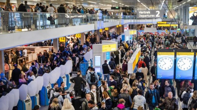 Амстердамското летище отмени десетки полети, за да предотврати колапс