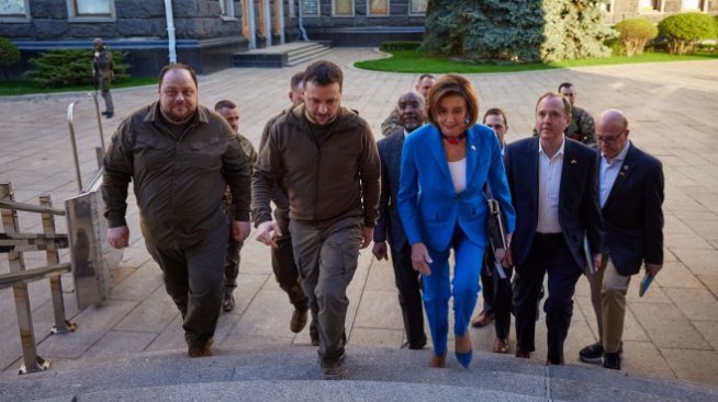 Нанси Пелоси посети украинския президент Зеленски в Киев