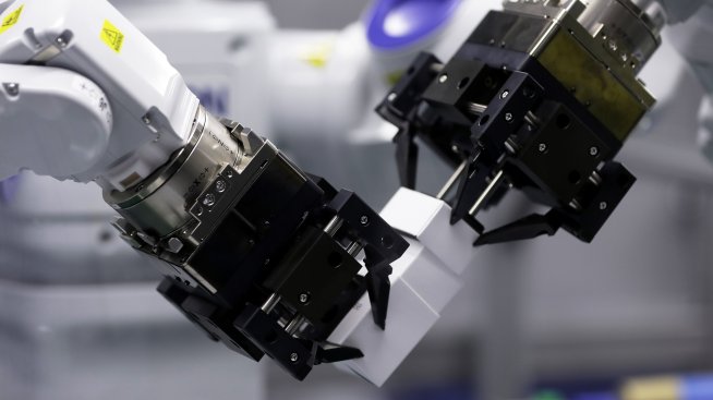 Изкуствен интелект и дигитални близнаци: как ще изглежда фабриката на бъдещето?